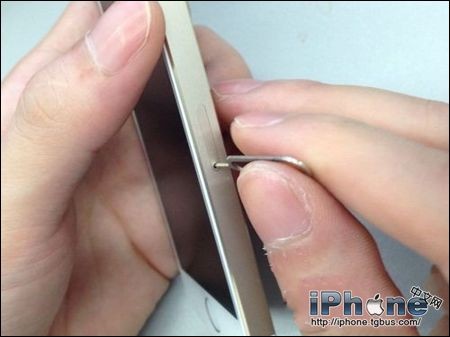 iPhone5s卡槽怎麼打開？  