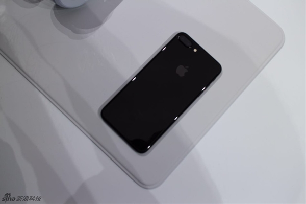 iPhone 7現場真機圖賞：亮光黑、黑色你更愛誰？