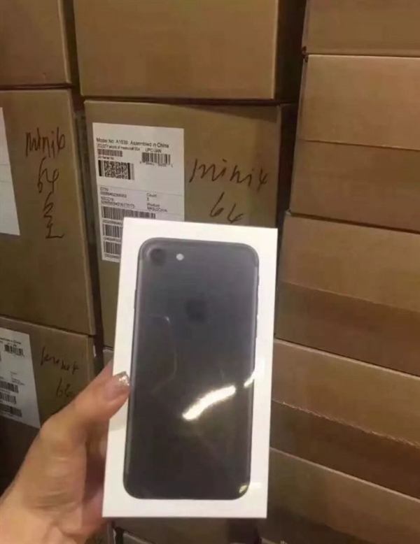 蘋果iPhone7 Plus國行版包裝盒內有什麼？金色/玫瑰金/銀色/磨砂黑開箱圖片