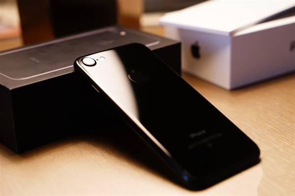 iphone7亮黑色和黑色包裝不一樣嗎？蘋果7/7plus黑色開箱上手體驗