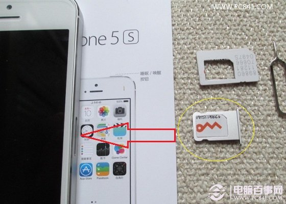 將裝好SIM卡的卡槽再放入iPhone 5s內部