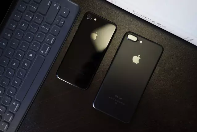 蘋果7黑色還是亮黑好看？iPhone7黑色與亮黑色區別對比