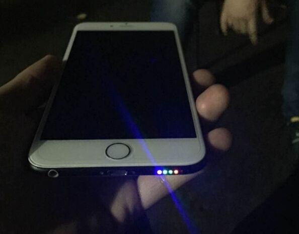 給iPhone揚聲器口安裝個性彩燈