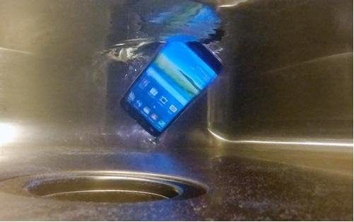 iPhone手機掉進水裡後應該這麼辦？