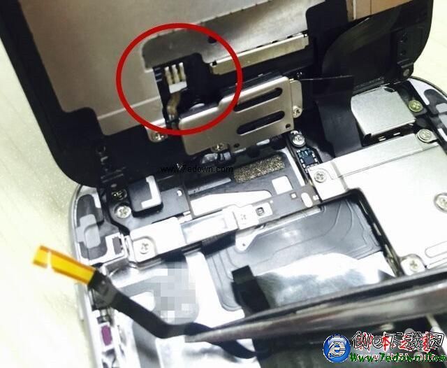 這部iPhone6有點怪，背部的蘋果Logo標志居然亮了！