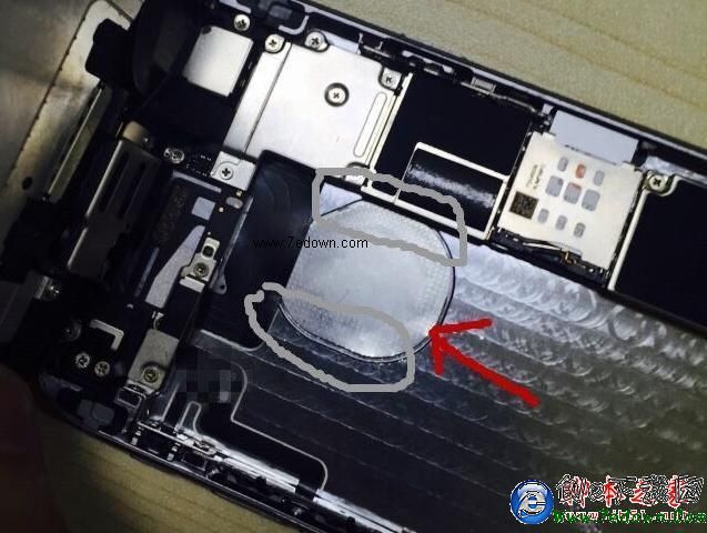 這部iPhone6有點怪，背部的蘋果Logo標志居然亮了！