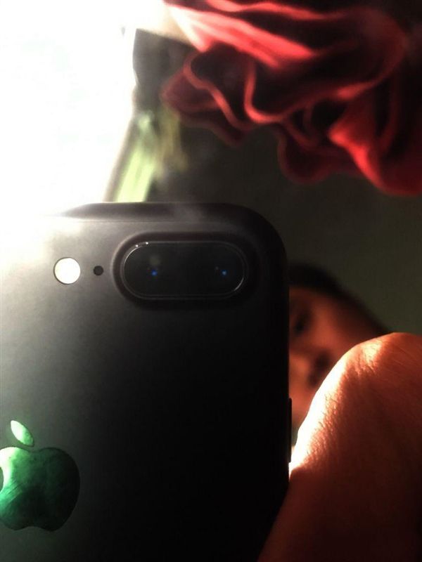 驚呆了！iPhone 7磨砂黑驚現掉漆：看的心碎