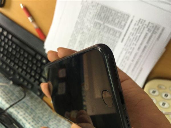 驚呆了！iPhone 7磨砂黑驚現掉漆：看的心碎