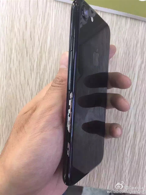 無語凝噎：亮黑色iPhone 7掉漆後...