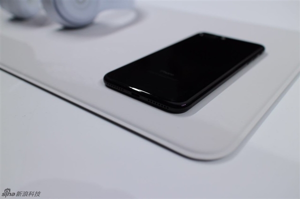 iPhone 7現場真機圖賞：亮光黑、黑色你更愛誰？