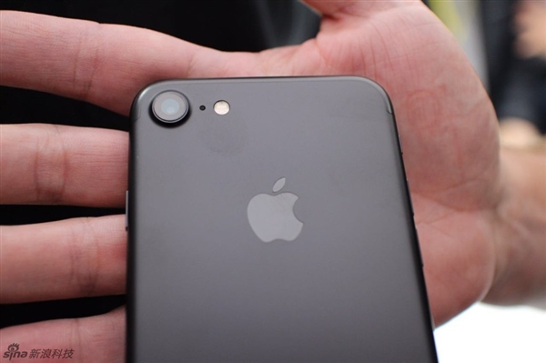 iPhone 7現場真機圖賞：亮光黑、黑色你更愛誰？